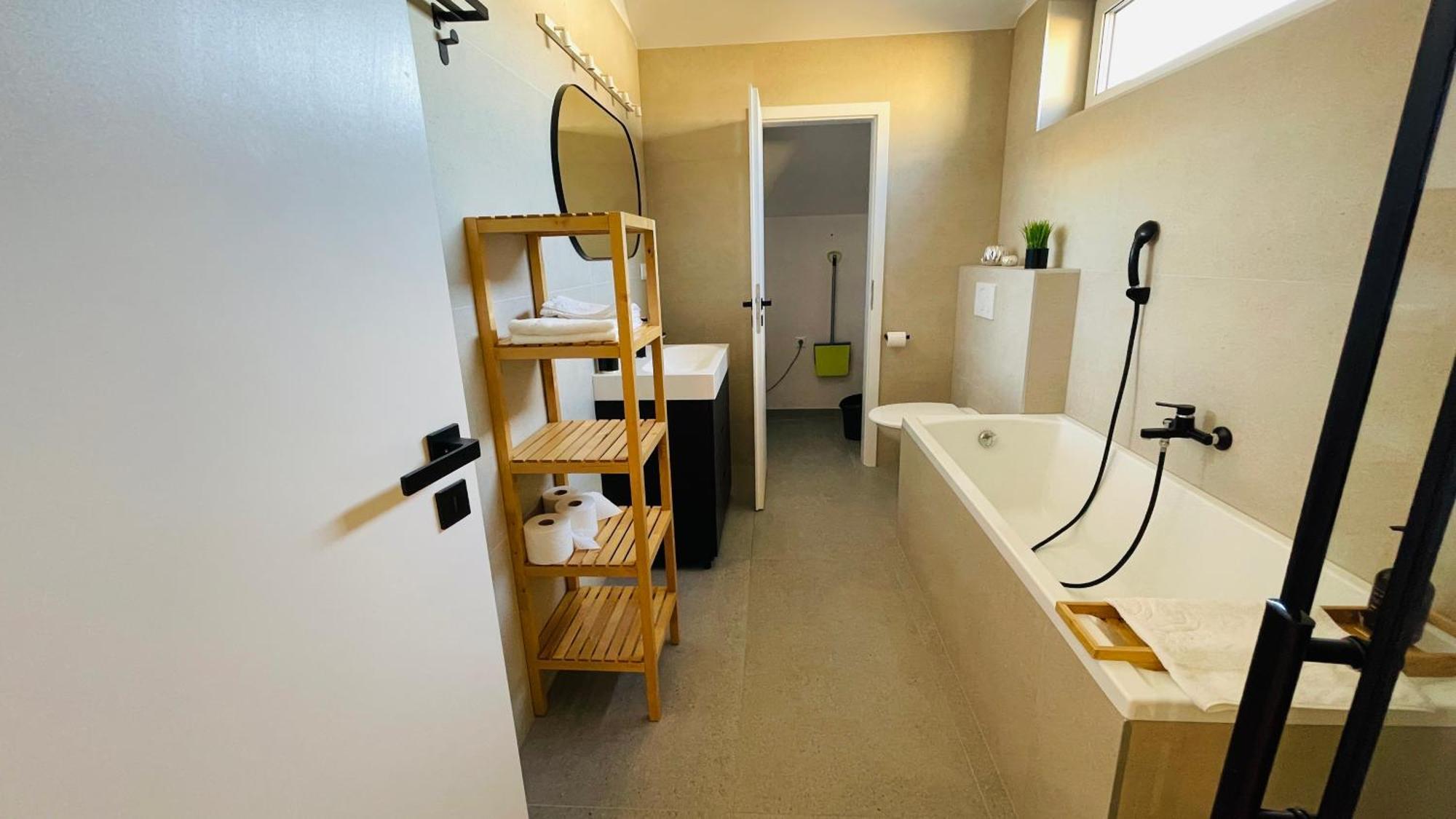 House Flow, 3 Room, Free 2 Parking Братислава Экстерьер фото